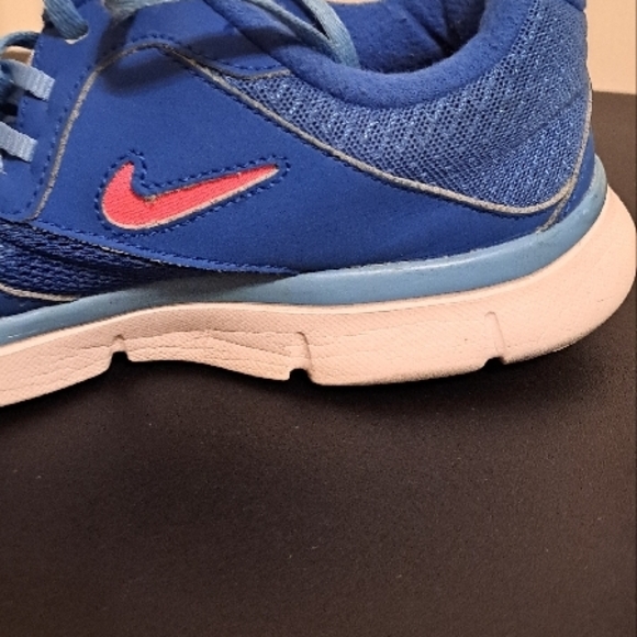 Nike Women's Blue Running Shoes GUC. See pics for flaws. Plenty of wear left. - Picture 9 of 11